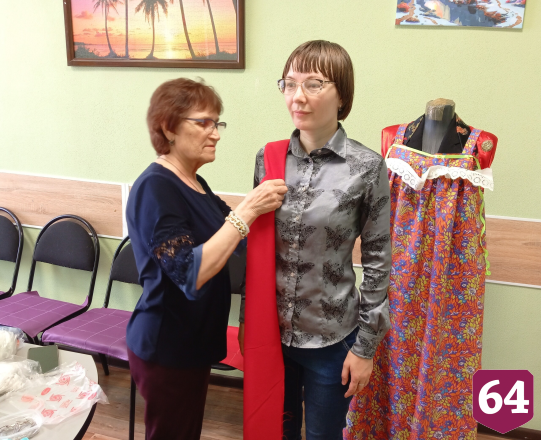 В Саратове мать участника СВО шьет народные костюмы для артистов